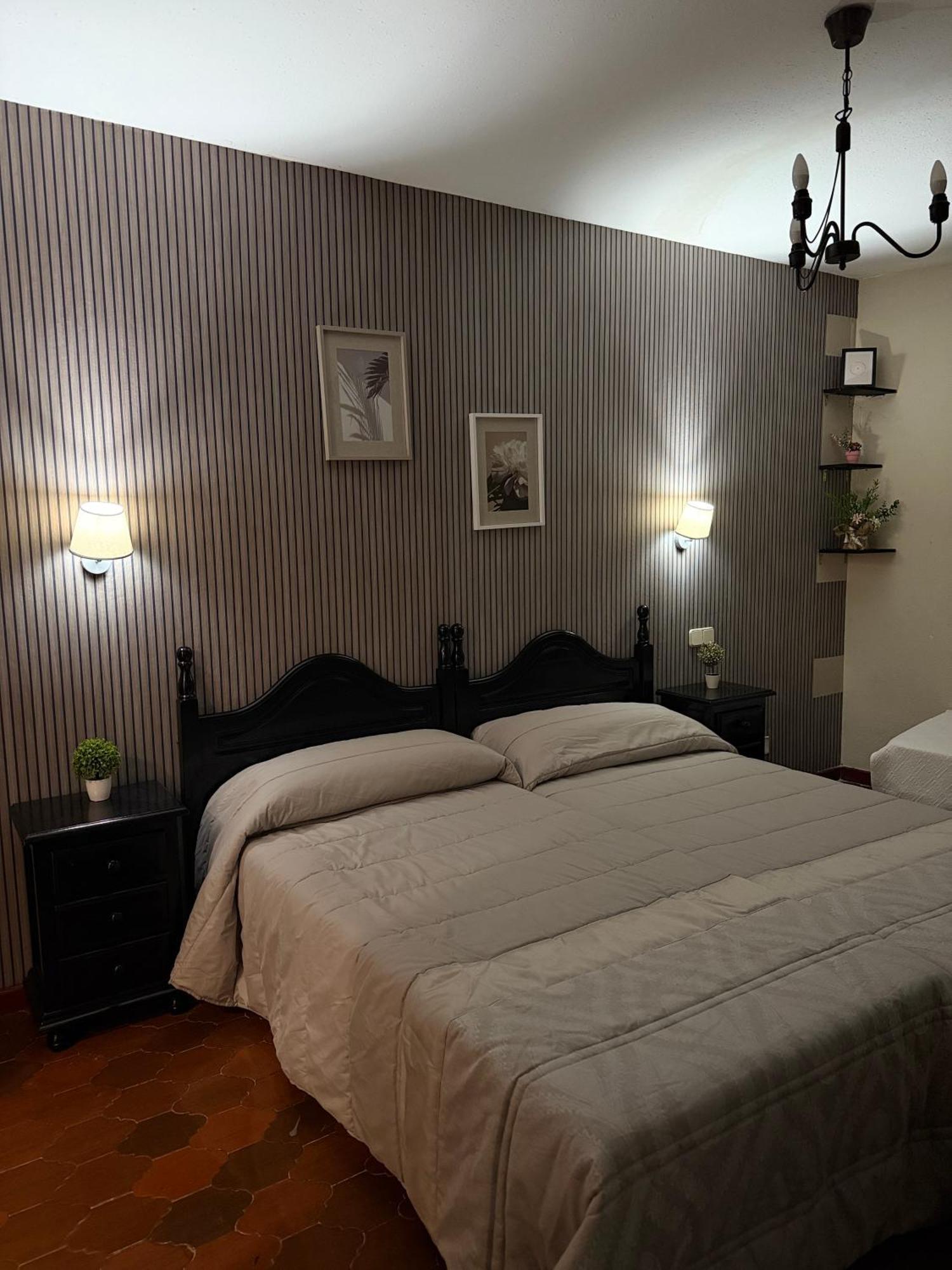 El Valle Hostal Restaurante La Pradera de Navalhorno Eksteriør bilde